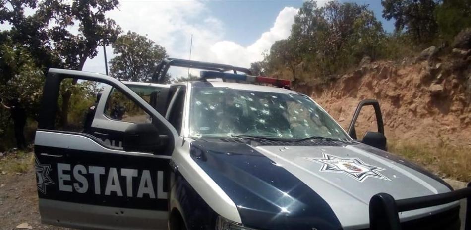 Vehículo de la policía mexicana baleado. / EFE