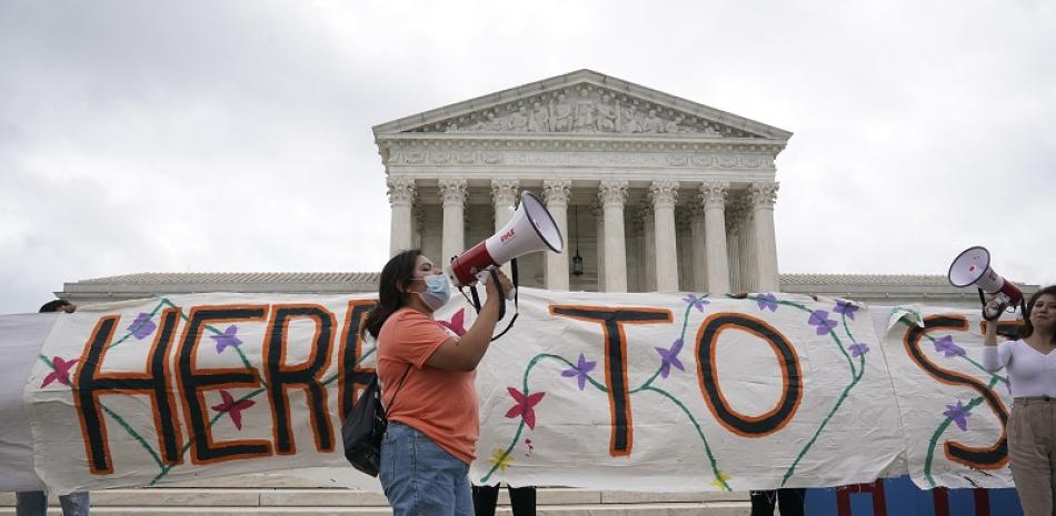 Manifestantes en apoyo del DACA reaccionan al fallo de la Corte Suprema afuera del tribunal en Washington el 18 de junio de 2020. (Anna Moneymaker/The New York Times)