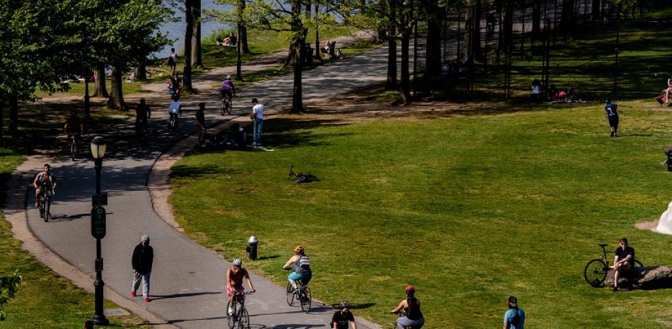 Los ciclistas en la autopista del West Side atraviesan el Parque Estatal Riverbank en Nueva York, el viernes 15 de mayo de 2020. (Hilary Swift/The New York Times)