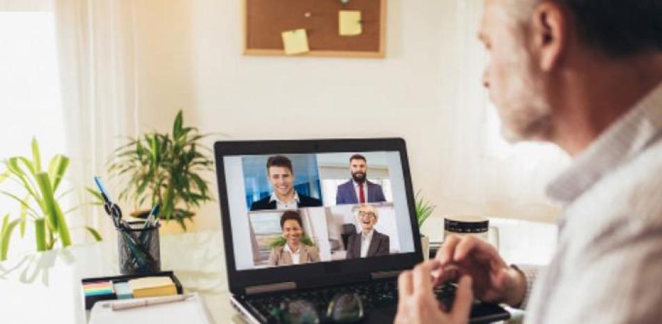 Teams y Zoom están disponibles en versión móvil y desktop con formatos gratuitos y pagados. iStock