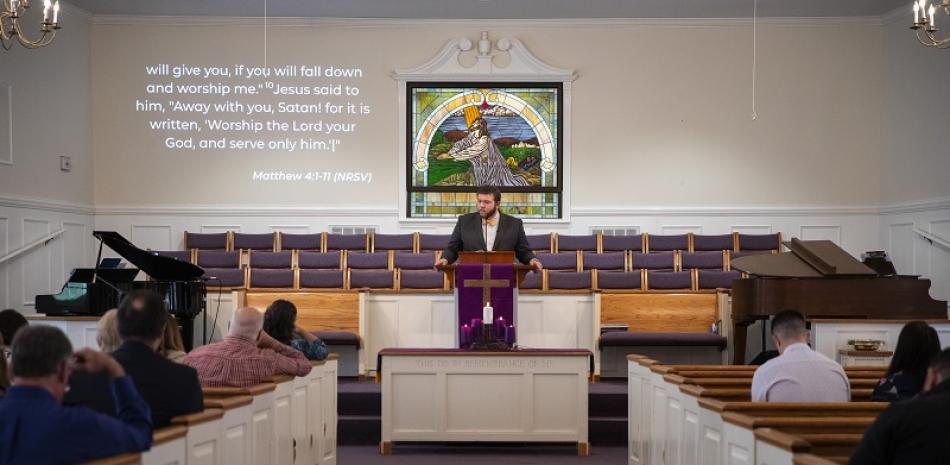 El reverendo Chris Thomas da un sermón en la Primera Iglesia Bautista de Williams en Jacksonville, Alabama, el 1.° de marzo de 2020. (Calla Kessler/The New York Times)