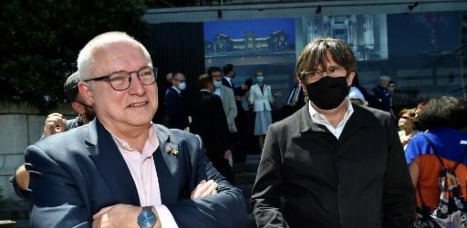 El ex ministro de Cultura de Cataluña, Lluis Puig (izquierda) y el ex presidente catalán Carles Puigdemont (centro) abandonan el tribunal de Bruselas. John Thys/AFP.