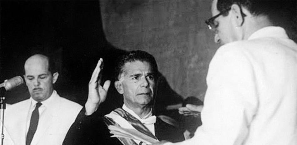 Joaquín Balaguer al ser juramentado presidente constitucional tras ser electo en las eleciones de 1966. Al lado, el presidente saliente Héctor García Godoy, quien presidió un gobierno de transición.