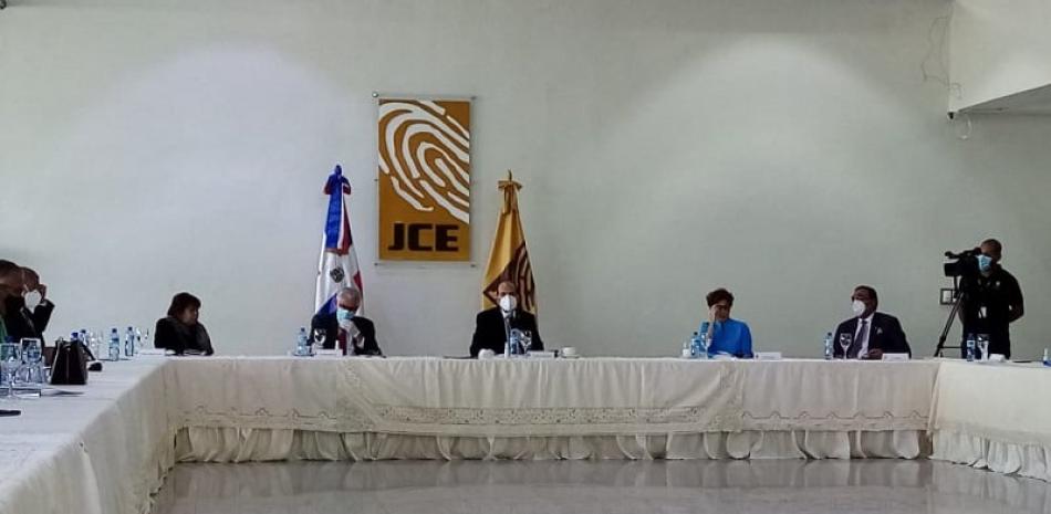 Pleno de la JCE reunido con los representantes de medios de comunicación. / Listín