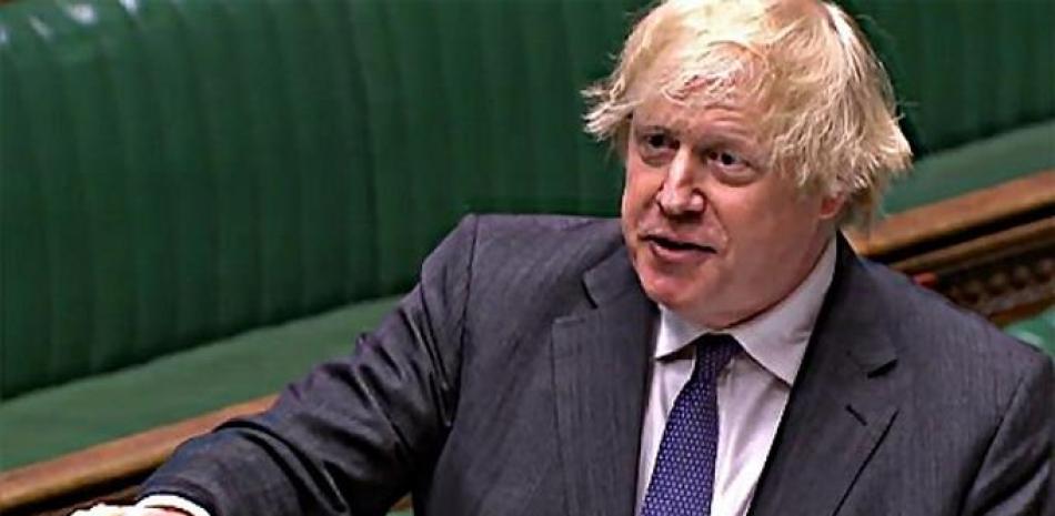 Una captura de video del metraje transmitido por la Unidad de Grabación del Parlamento del Reino Unido (PRU) muestra al primer ministro británico, Boris Johnson, hablando durante su turno de preguntas. AFP.