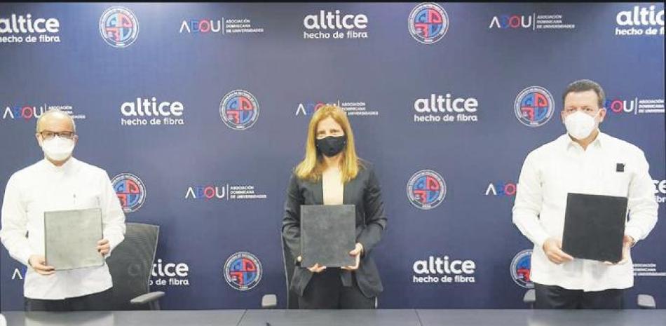 La CEO de Altice, Ana Figueiredo, y representantes de la ADROU. EXTERNAconjunto