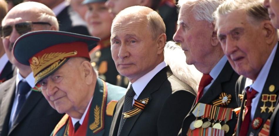 En esta imagen de archivo, tomada el 24 de junio de 2020, el presidente de Rusia, Vladimir Putin (centro), sigue el desfile militar del Día de la Victoria por el 75to aniversario de la derrota de los naxis, en Moscú. (Sergei Guneyev, Host Photo Agency vía AP, archivo)