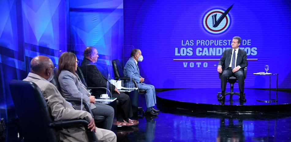 El ex presidente Leonel Fernández expone en el panel junto a ejecutivos de los periódicos Hoy, Listín Diario, El Día y El Nacional.