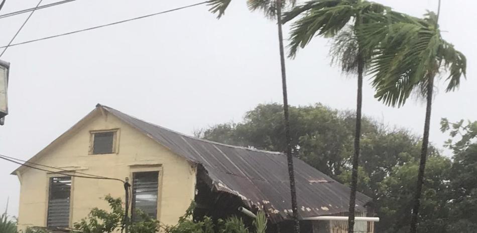 Casa con techo desprendido tras viento y lluvia en Puerto Plata. / Foto: Edgar Lantigua