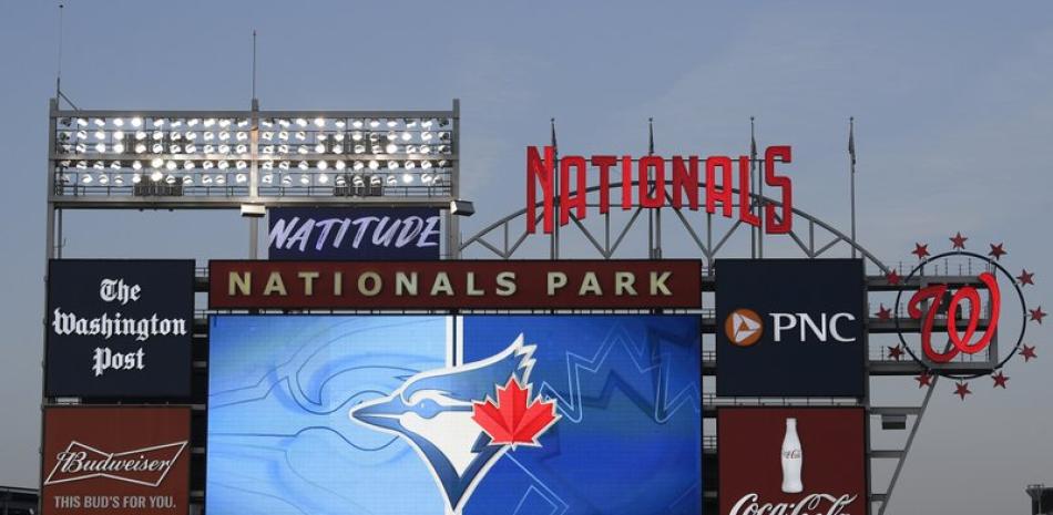 El logo de los Azulejos de Toronto aparece en la pizarra del estadio de los Nacionales de Washington.