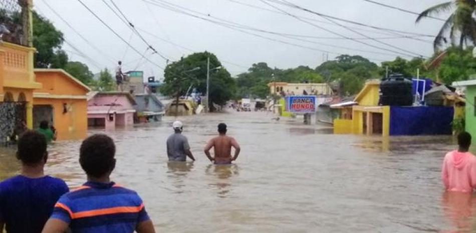 Ríos desbordados en Hato Mayor tras el paso de la tormenta Isaías causaron inundaciones en varios sectores de esta ciudad del Este.
