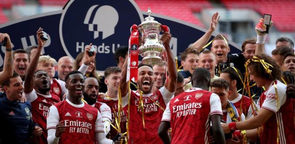 Jugadores del Arsenal celebran su título número 14 de la Copa FA.