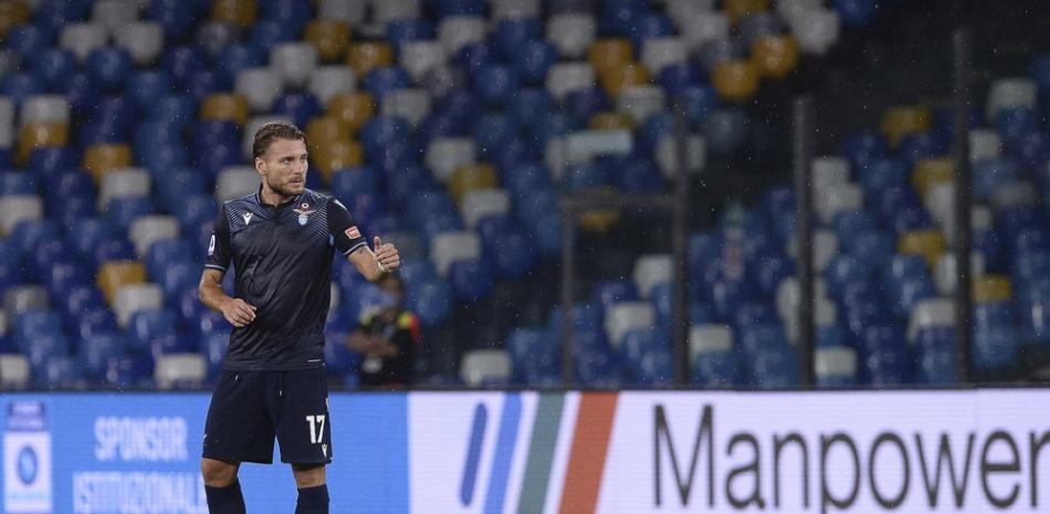 Ciro Immobile de la Lazio celebra tras anotar en el juego ante el Nápoles y con lo que asegura terminar con 36 goles la temporada de la Serie A para empatar el récord de goles el sábado 1 de agosto del 2020. Immobile se vio beneficiado por un cambio en la regla de los penales. (Cafaro/Lapresse via AP)