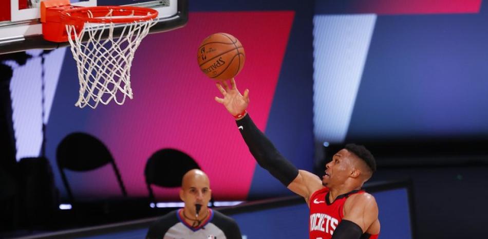 Russell Westbrook de los Houston Rockets se eleva para un tiro contra los Bucks de Milwaukee.