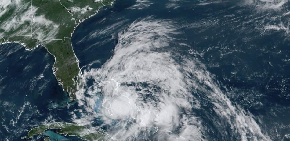 En está imágenes por satélite de GOES-16 GeoColor tomdada el sábado 1 de agosto de 2020 a las 9:40 de la mañana EDT, proporcionada por la NOAA, el huracán Isaías sobre las Bahamas. (NOAA via AP).