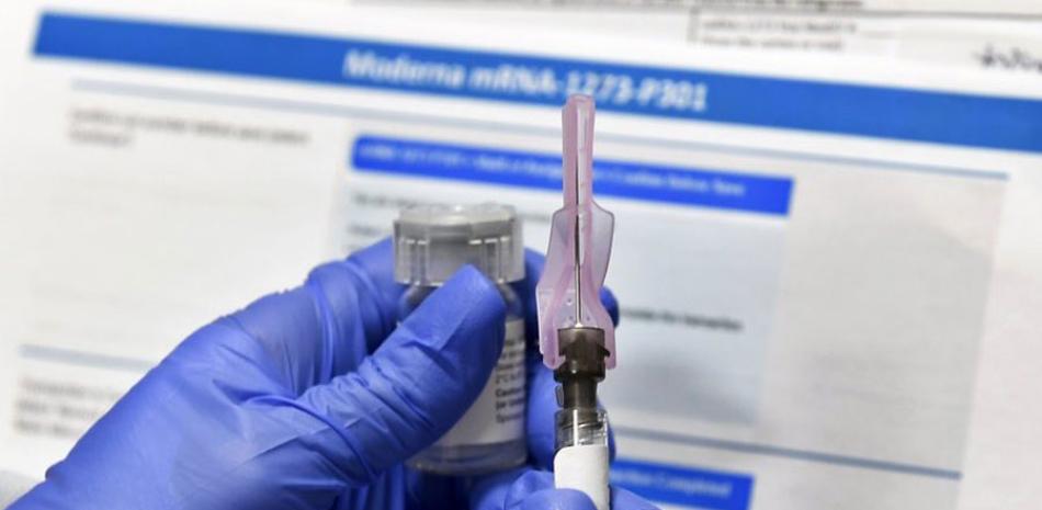 En esta fotografía del 27 de julio de 2020, una enfermera prepara una inyección para el estudio de una posible vacuna contra el covid-19 en Binghamton, Nueva York. AP