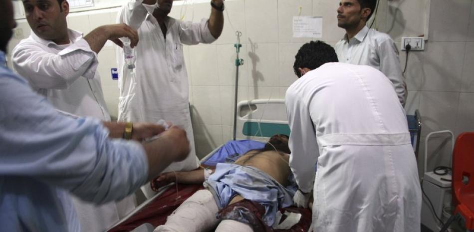 Un hombre herido recibe atención médica en un hospital después del estallido de un coche bomba y el ataque de varios hombres armados el domingo 2 de agosto de 2020, en la ciudad de Jalalabad, al este de Kabul, Afganistán. (AP Foto)