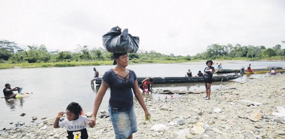Una haitiana cruza el río Tuquesa en Darién, Panamá, en foto de mayo de este año. AP