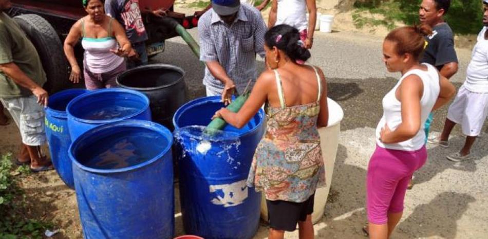 La escasez de agua ha lesionado el presupuesto familiar de residentes en Santiago.