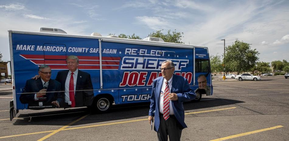 Joe Arpaio, exalguacil del condado de Maricopa, Arizona, en su autobús de campaña en Scottsdale, Arizona, el 23 de julio de 2020. (Adriana Zehbrauskas / The New York Times)