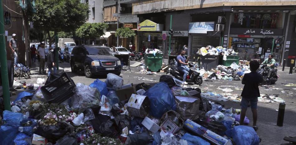Pilas de basura sin recoger en una calle de Beirut en foto del 14 de julio del 2020. Ya casi nada funciona en el Líbano, que vive una crisis económica y social sin precedentes. (AP Photo/Bilal Hussein, File)