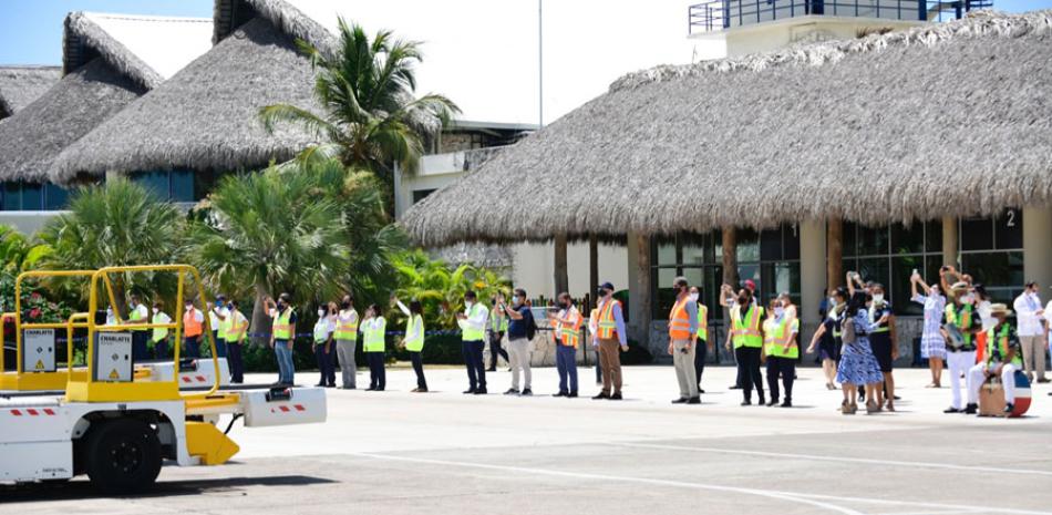 La Corporación Aeroportuaria del Este señala que el propio Informe de la Comisión del IDAC advierte de que el proyecto implicaría readecuaciones del Aeropuerto de Punta Cana, porque se traduciría en graves perjuicios para este, al considerar que la distancia con el proyecto de Bávaro es de 16 kilómetros, equivalentes a dos minutos de vuelo.