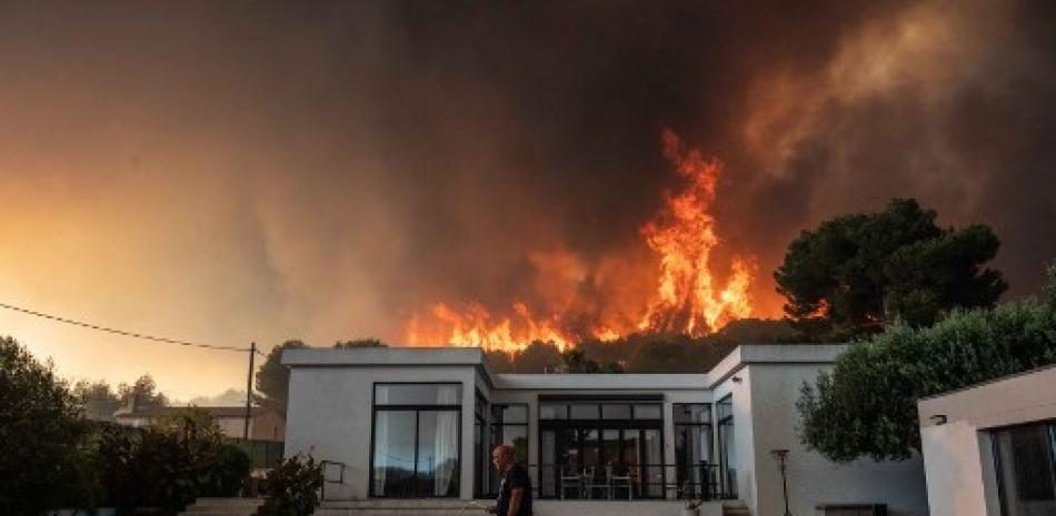 Varios incendios se produjeron cerca de Marsella, devastando casi 300 hectáreas de vegetación en una zona costera de Martigues, según las autoridades. Xavier Leoty/AFP.