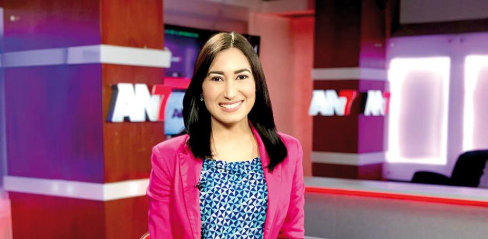 Fany Luna es presentadora de noticias de Antena 7.
