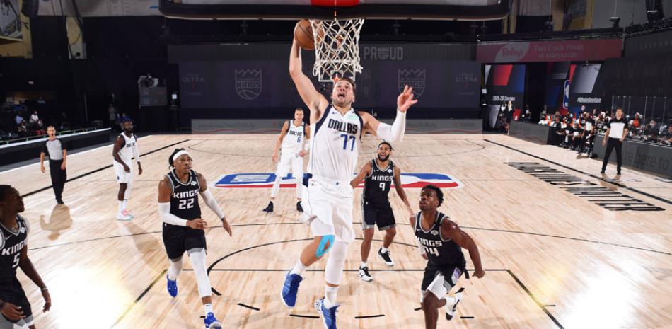 Luka Doncic se eleva en busca de un canasto en el partido entre los Mavericks de Dallas y los Kings de Sacramento en el baloncesto de la NBA.