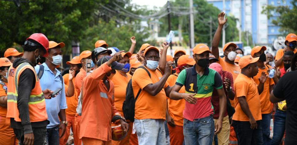 Decenas de empleados del Ministerio de Obras Públicas y Comunicaciones (MOPC) protestaron este miércoles debido que denuncian tienen tres meses/ Raul Asencio