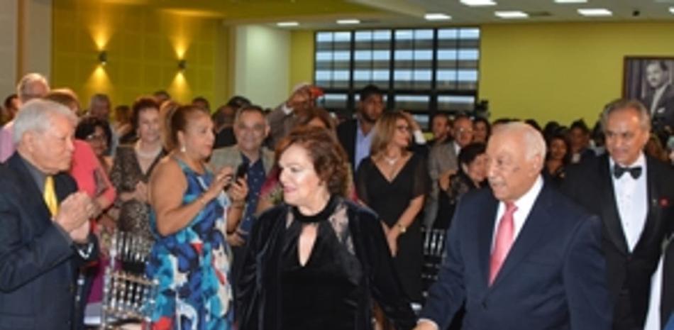 Papa Molina junto a Josefina Miniño en un homenaje que se le hizo en la Corporación Estatal de Radio y Televisión.