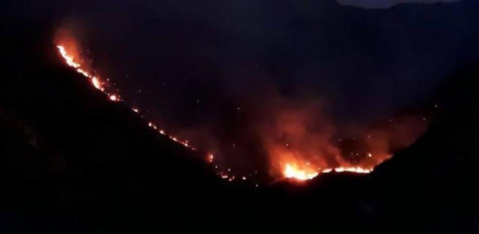 Imagen de uno de los incendios forestales de Constanza a principios de mayo. Fuente: archivo del Listín Diario.