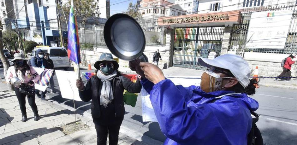 Manifestantes participan durante una cacerolada de protesta contra el nuevo aplazamiento de las elecciones bolivianas, este martes frente a la sede de Tribunal Supremo Electoral en La Paz (Bolivia). Las protestas contra el nuevo retraso en los comicios generales, aplazados esta vez del 6 de septiembre al 18 de octubre, continuaron este martes en distintas partes de Bolivia. EFE/Stringer