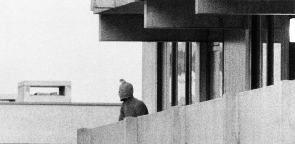 El 5 de septiembre de 1972, un grupo de comando palestino se apodera de los cuartos del equipo olímpico israelí en la Villa Olímpica en Munich, Alemania. Aquí se ve a un miembro del grupo de comando cuando aparece con una capucha sobre la cara en el balcón del edificio, donde tienen como rehenes a varios atletas israelíes.