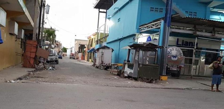 El alcalde Carlos Guzmán llamó a los vendedores a despejar las aceras de quioscos y casetas. EXTERNA/