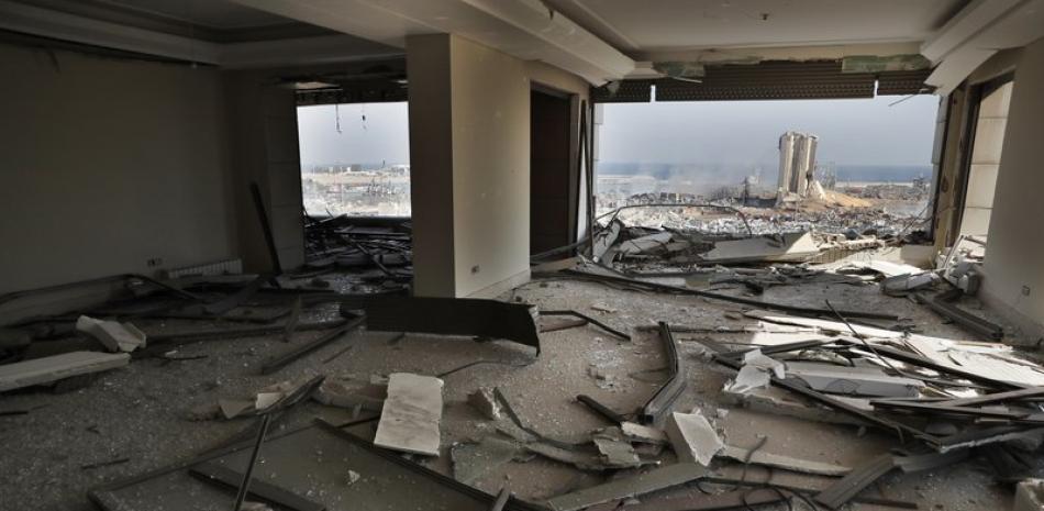 Vista de los daños causados por una explosión en el puerto de Beirut a través de un departamento dañado en la capital de Líbano, el miércoles 5 de agosto de 2020. (AP Foto/Hussein Malla)