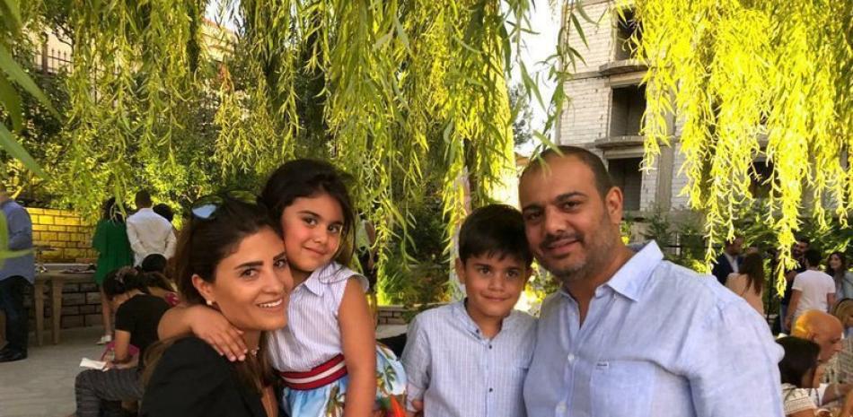 Esta foto del 19 de agosto del 2019 proveída por Soha Saade, muestra a Soha y su esposo Jihad con sus hijos Gemma y Karl en Mihiara, en el norte de Líbano. Jihad murió en los brazos de su esposa cuando ambos se quedaban con su hija de seis años en un hospital en una poderosa explosión que devastó Beirut el martes, 4 de agosto del 2020. (Soha Saade vía AP)
