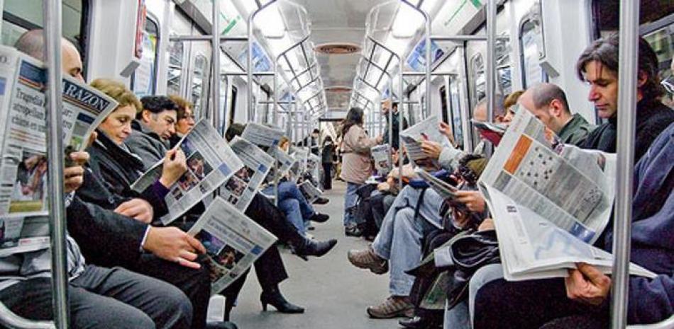 Hace unos años esta era una escena común en servicios de transporte masivo, pero ahora los usuarios leen las noticias mayormente en sus celulares. FUENTE EXTERNA