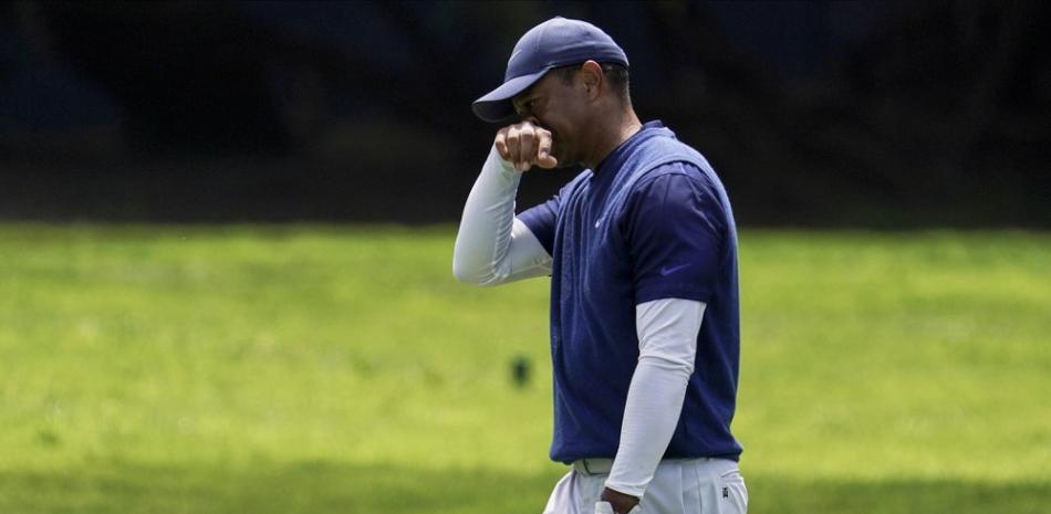 Tiger Woods camina hacia el green 12 durante la tercera ronda del torneo de golf PGA Championship en TPC Harding Park.