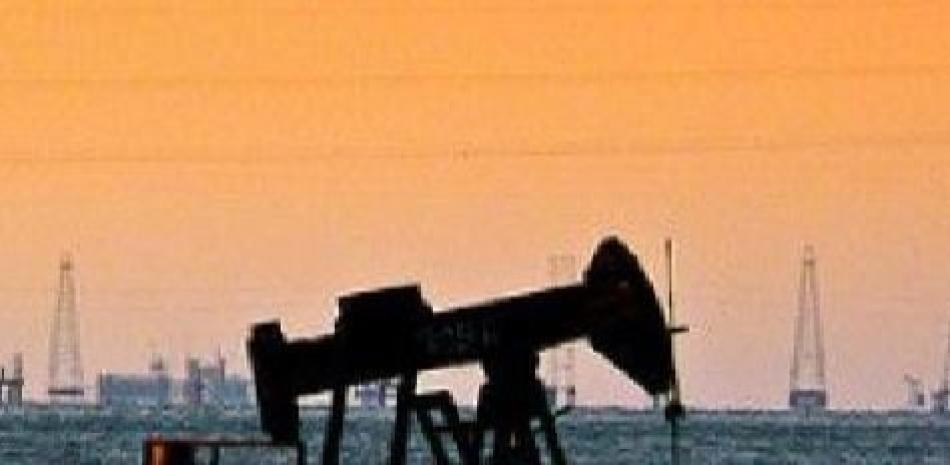 Los pozos de petróleo en el lago Maracaibo