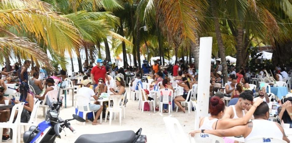 La playa de Boca Chica repleta de personas, sin mascarillas e irrespetando el distanciamiento social. Fotos José Maldonado