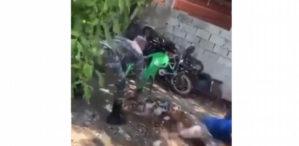 Unos policías dominicanos propinaron varios latigazos a un supuesto ladrón, maniatado en el suelo, mientras rogaba por su vida, según informó este domingo la Policía Nacional/ Fuente externa