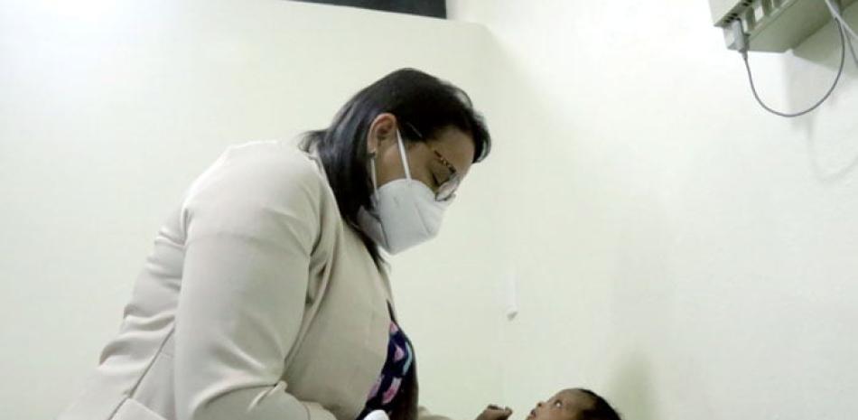 La dermatóloga-pediatra Daisy Blanco examina a las gemelas que tienen 28 días de nacidas.