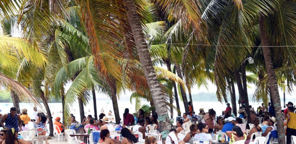 Miles de personas llenaron ayer el área de playa de Boca Chica,