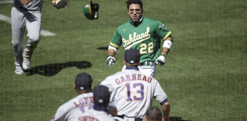 Laureano encara a jugadores de los Astros de Houston luego de ser golpeado por un lanzamiento en la séptima entrada del juego del domingo 9 de agosto de2020. Foto: AP/Ben Margot.