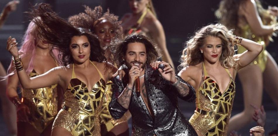 Maluma, en el centro, actúa en la ceremonia de los Premios MTV a los Videos Musicales el 20 de agosto de 2018 en Nueva York. (Foto por Chris Pizzello/Invision/AP, Archivo)