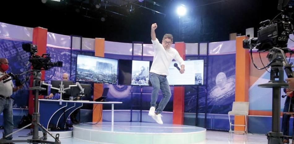 Iván Ruiz salta de la emoción en uno de los momentos que él denominada “la telerrealidad” en “El Show del Mediodía”.