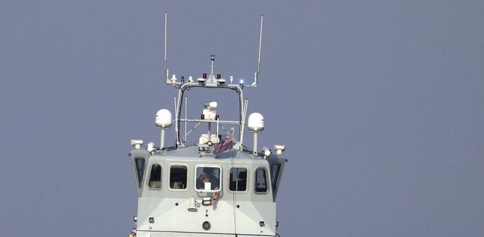 Una embarcación de la Fuerza Fronteriza asiste a un grupo de personas que se cree que son migrantes en el Canal de la Mancha, el lunes 10 de agosto de 2020. (Gareth Fuller/PA vía AP)