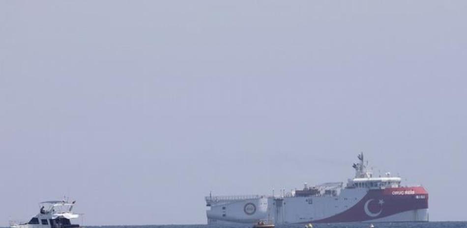 Foto tomada el 27 de julio del 2020 del buque explorador turco Oruc Reis frente a la costa de Antalya, Turquía. (AP Photo/Burhan Ozbilici)
