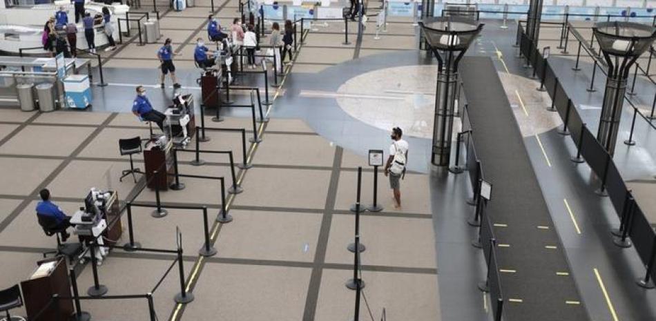 Fotografía de archivo de una persona dirigiéndose al punto de revisión de seguridad norte en la principal terminal del aeropuerto internacional de Denver el miércoles 22 de julio de 2020 en Denver. (AP Foto/David Zalubowski)